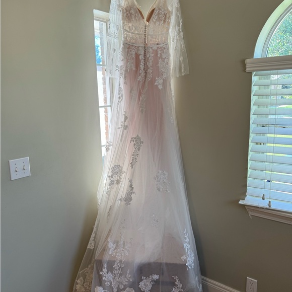 Lux & Love vintage-style bell-sleeve wedding dress - Picture 14 of 15